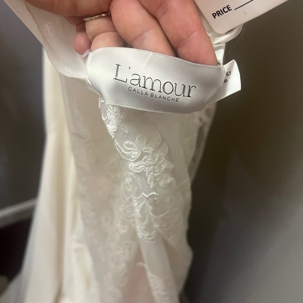 White size 16 dress. Probs would fit as a size 10-12. Has tags/no alterations.